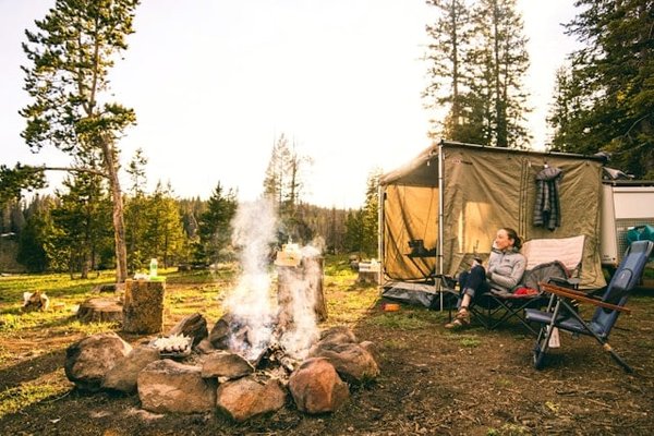 Quelles sont les précautions à prendre pour un camping près d'une zone d'activité sismique?